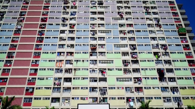 倾斜拍摄香港彩虹邨一间公寓前的篮球框视频素材