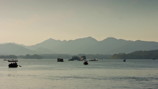 阳光明媚的一天，杭州城著名的湖，交通，山湾，时光流逝的全景4k中国视频下载