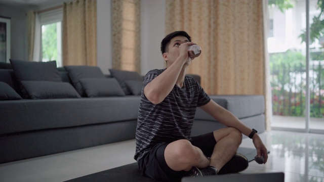 一个在家喝蛋白质奶昔的运动员视频素材