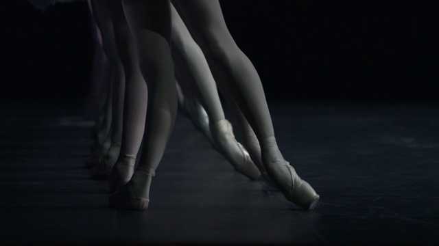 剪影女芭蕾舞者的腿站在冻结的位置。Spbd。表演者芭蕾舞者视频素材