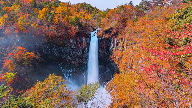 4 k。日本枥木县日光市秋叶中的Kegon瀑布的时间流逝视频素材
