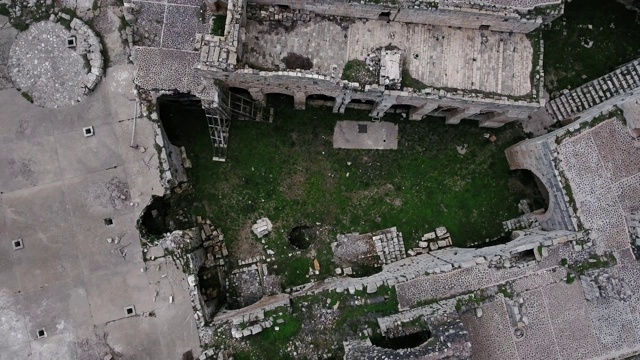 叙利亚的Krak des Chevaliers城堡。叙利亚战争后，一座废墟山顶上的中世纪城堡——用无人机鸟瞰视频下载