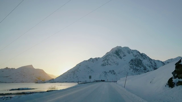 从汽车上看罗浮敦群岛冬季的风景视频购买