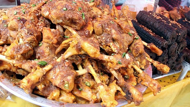 一种辛辣的印度食物，用加了肉汁的鸡肉和青椒烹制而成。视频素材