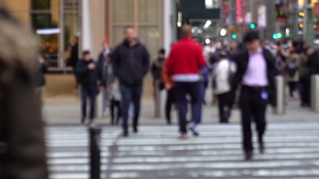 慢镜头:商人和工人行人拥挤在布莱恩特公园时代广场美国纽约市日落视频素材