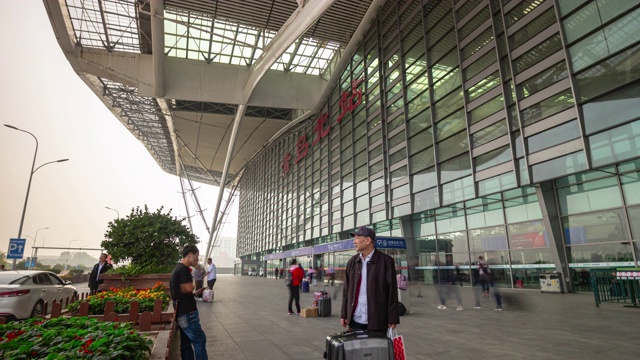 南京市白天时间主要火车站前入口广场拥挤的时间全景4k中国视频素材