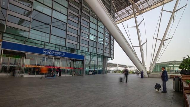 南京白天时间主要火车站前门拥挤，延时全景4k中国视频素材