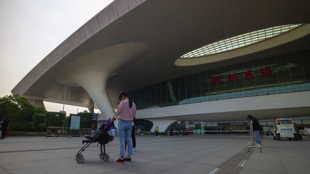 夏日杭州城火车站拥挤的广场延时全景4k中国视频素材