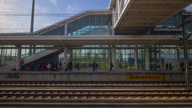 夏日杭州城火车站拥挤站台时光流逝全景4k中国视频素材