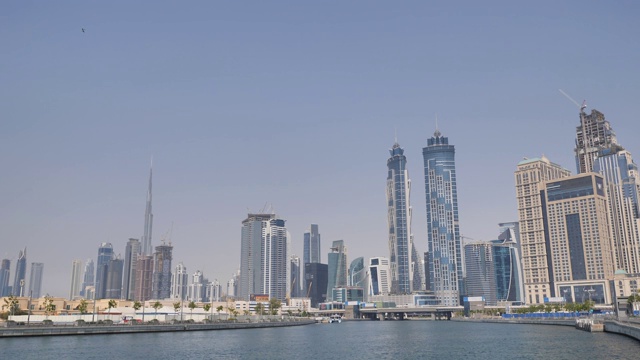 从迪拜希腊区摩天大楼的城市全景视频素材