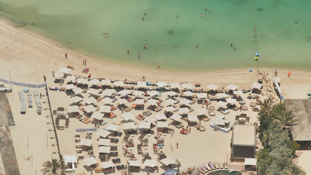 迪拜的阳光假期。海滩游客。从高处俯瞰视频素材