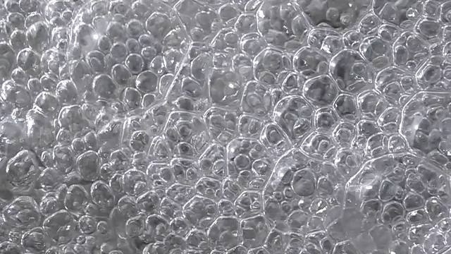 水面上的气泡视频素材