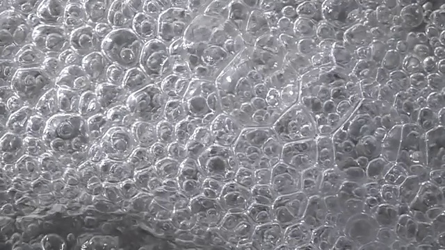 水面上的气泡视频素材