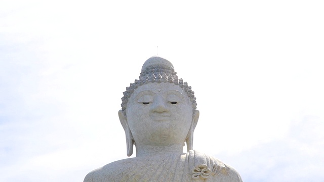 大佛建在泰国普吉岛的一个高山顶，时光流逝。视频素材