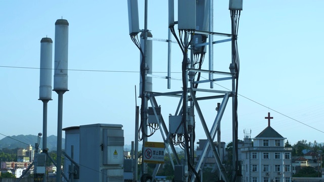 5G通信塔位于建筑顶部视频素材