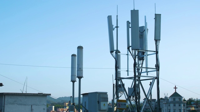 5G通信塔位于建筑顶部视频素材
