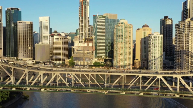 故事桥和布里斯班城市的鸟瞰图，昆士兰，澳大利亚视频下载