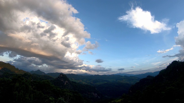 时间流逝运动的反射太阳和云移动在天空的傍晚背景山班加波，Mae Hong Son在泰国。视频素材