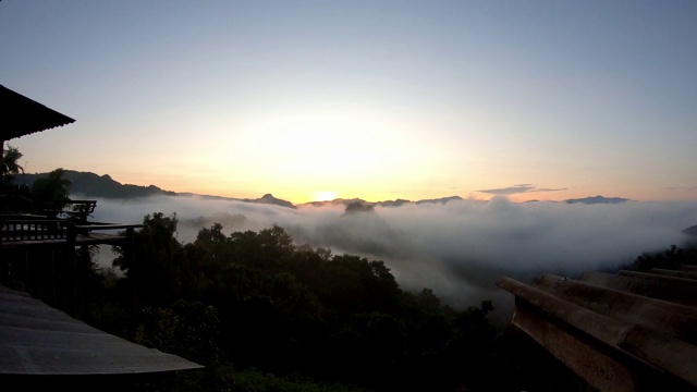 时间流逝运动太阳的反射和云移动在天空和雾在早晨背景山班加波，Mae Hong Son在泰国。视频素材