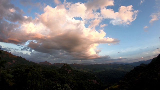 时间流逝运动的反射太阳和云移动在天空的傍晚背景山班加波，Mae Hong Son在泰国。视频下载