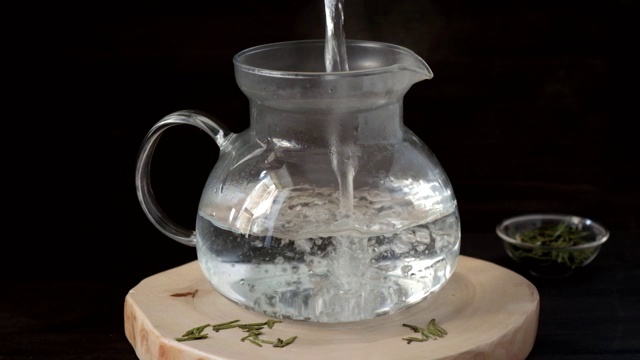 玻璃茶壶热茶，中国传统茶道视频下载