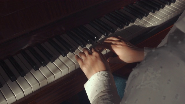 纤细的女性手指专业弹钢琴，俯视图视频素材