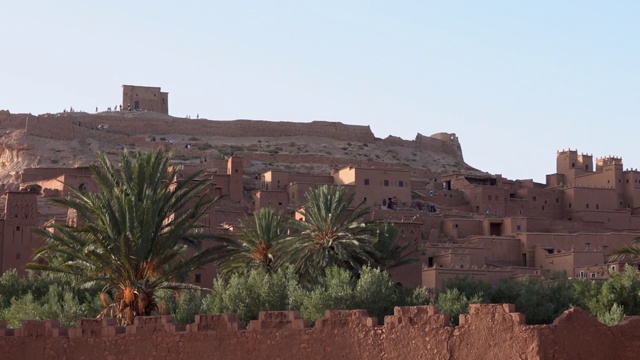 阿特本哈杜和棕榈树的历史综合体，摩洛哥附近的瓦尔扎扎特。沙漠中的古老砖房村庄。阳光灿烂的日子视频素材