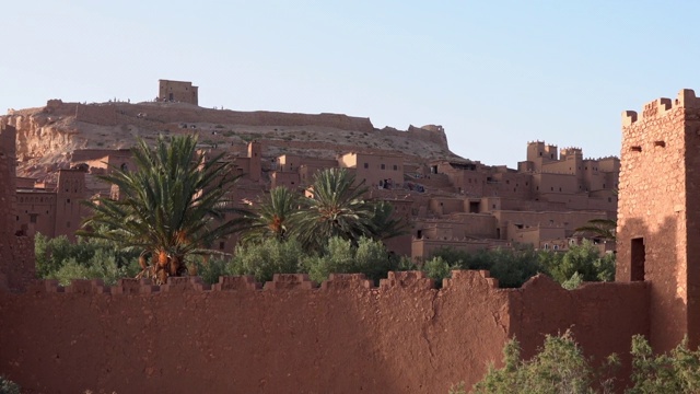 摩洛哥阿特拉斯山脉的瓦尔扎扎特附近的Ait Ben Haddou的粘土房子。位于撒哈拉沙漠和马拉喀什之间的古城堡。视频素材