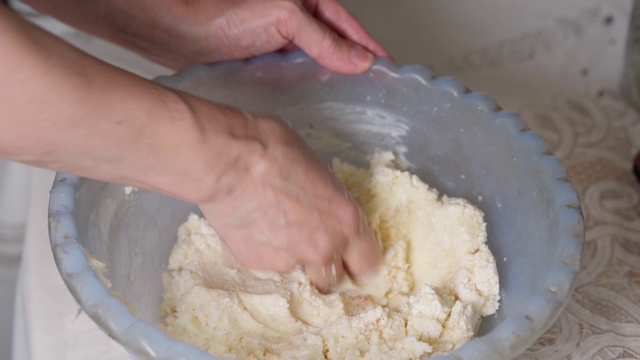 焙烤乳酪和土豆派用的生面团的准备视频素材