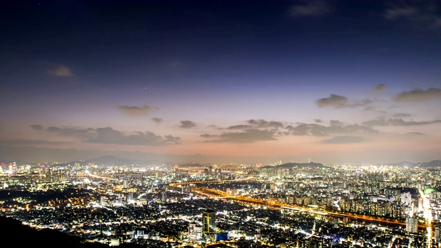 韩国首尔，正南川溪附近的光津谷和东大门谷地区的日落夜景视频素材