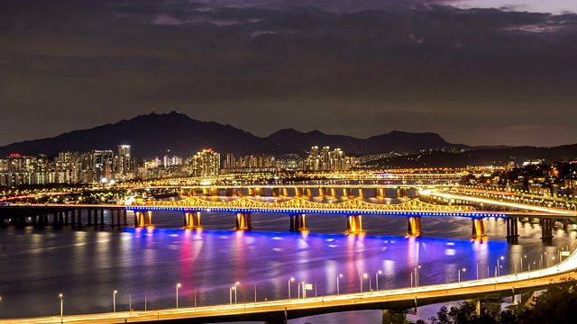 韩国首尔城东谷的东豪大叶桥和江边高速公路/汉江的日夜景色视频素材