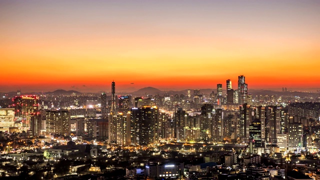 韩国首尔市区/龙山谷的日落至夜景视频素材