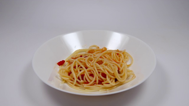 吃蘸着红酱的意大利面-放，吃(定格动画)视频素材