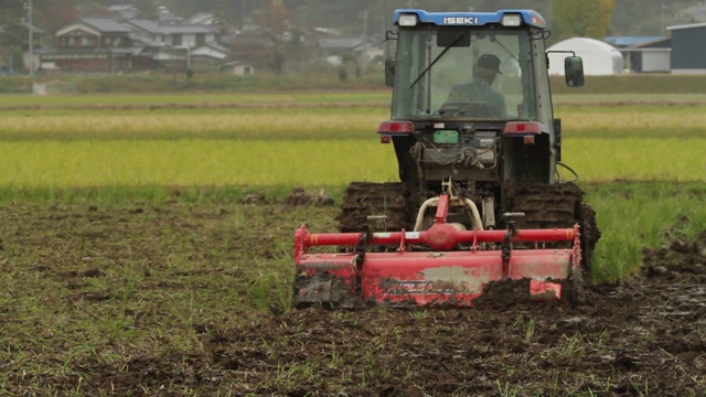 耕稻田的日本农民视频素材