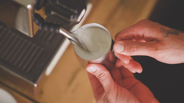 咖啡师在咖啡机旁蒸牛奶视频素材