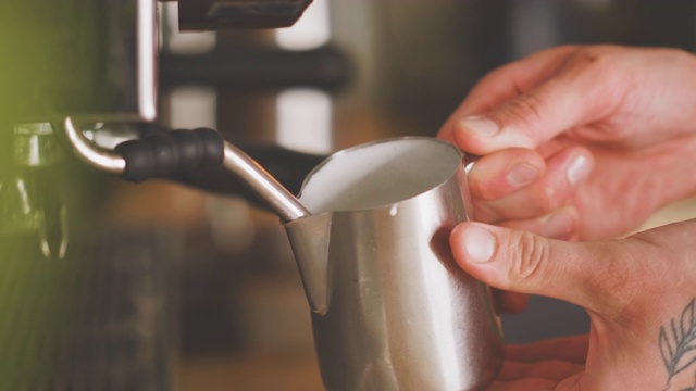 咖啡师在咖啡机旁蒸牛奶视频素材