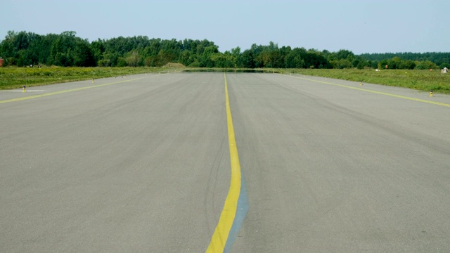 夏天机场的空跑道。4 k视频下载