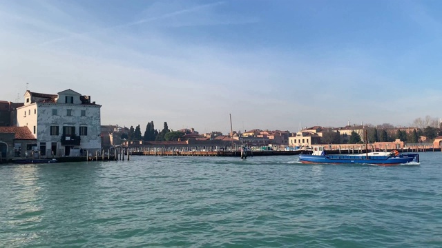 意大利威尼斯——2020年1月21日。威尼斯运河里的船只。意大利冬季旅游，桥和房子。浪漫的欧洲之旅。视频素材
