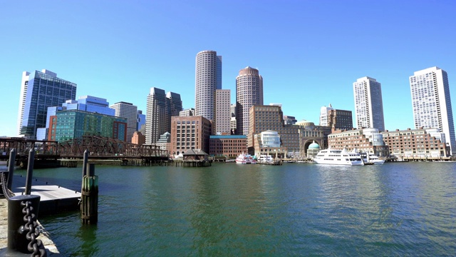 Panning拍摄波士顿城市天际线建筑与波士顿湾从范码头公园马美国视频素材