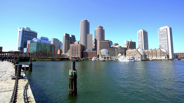 电影倾斜下波士顿城市天际线建筑与波士顿湾从范码头公园马美国视频素材