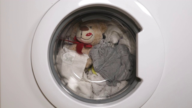 泰迪熊在洗衣机里洗。视频素材