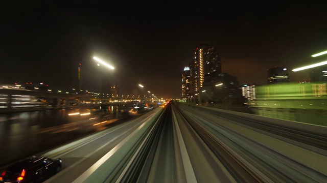 现代地铁线路，夜景，汽车过桥视频下载