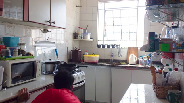 一名男子在巴西打扫厨房的时间流逝视频下载