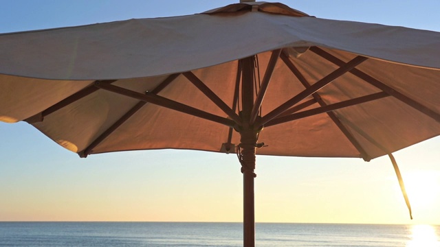 雨伞和椅子围绕海滩海边旅游视频下载