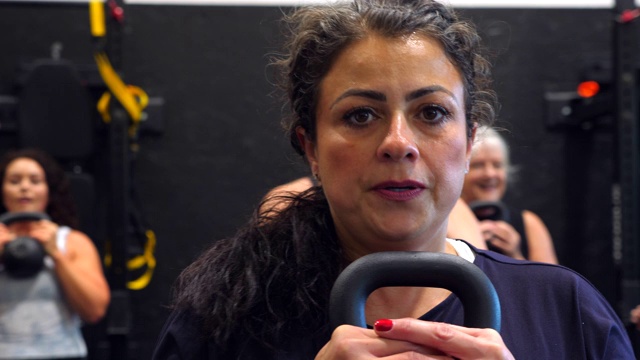 加州女子在健身课上做壶铃蹲举视频下载