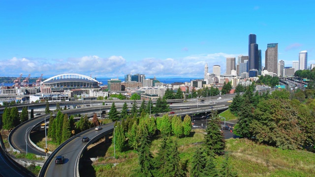 西雅图的天际线和美国华盛顿的弯曲公路视频下载
