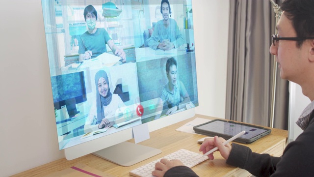 亚洲人通过视频电话会议问候和会议，虚拟全息互动技术，未来生活方式和高工作沟通视频下载