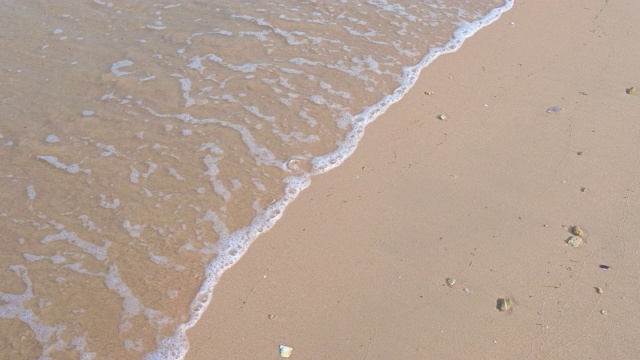 柔软的海浪与蓝色的海洋在沙滩上4K分辨率。视频下载