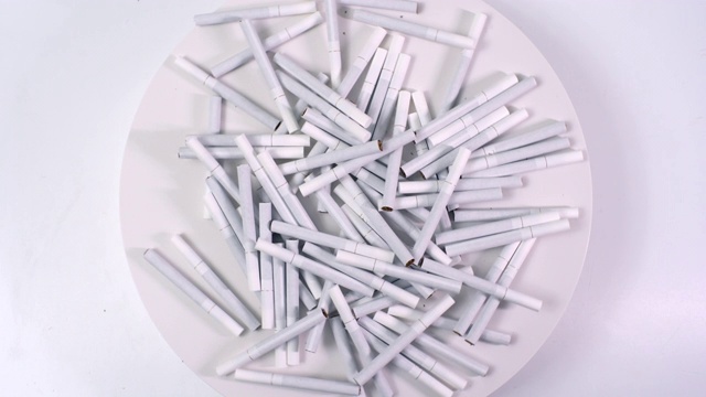 白色背景上的香烟视频下载