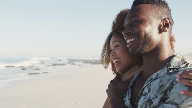 非洲裔美国夫妇欣赏海景视频素材
